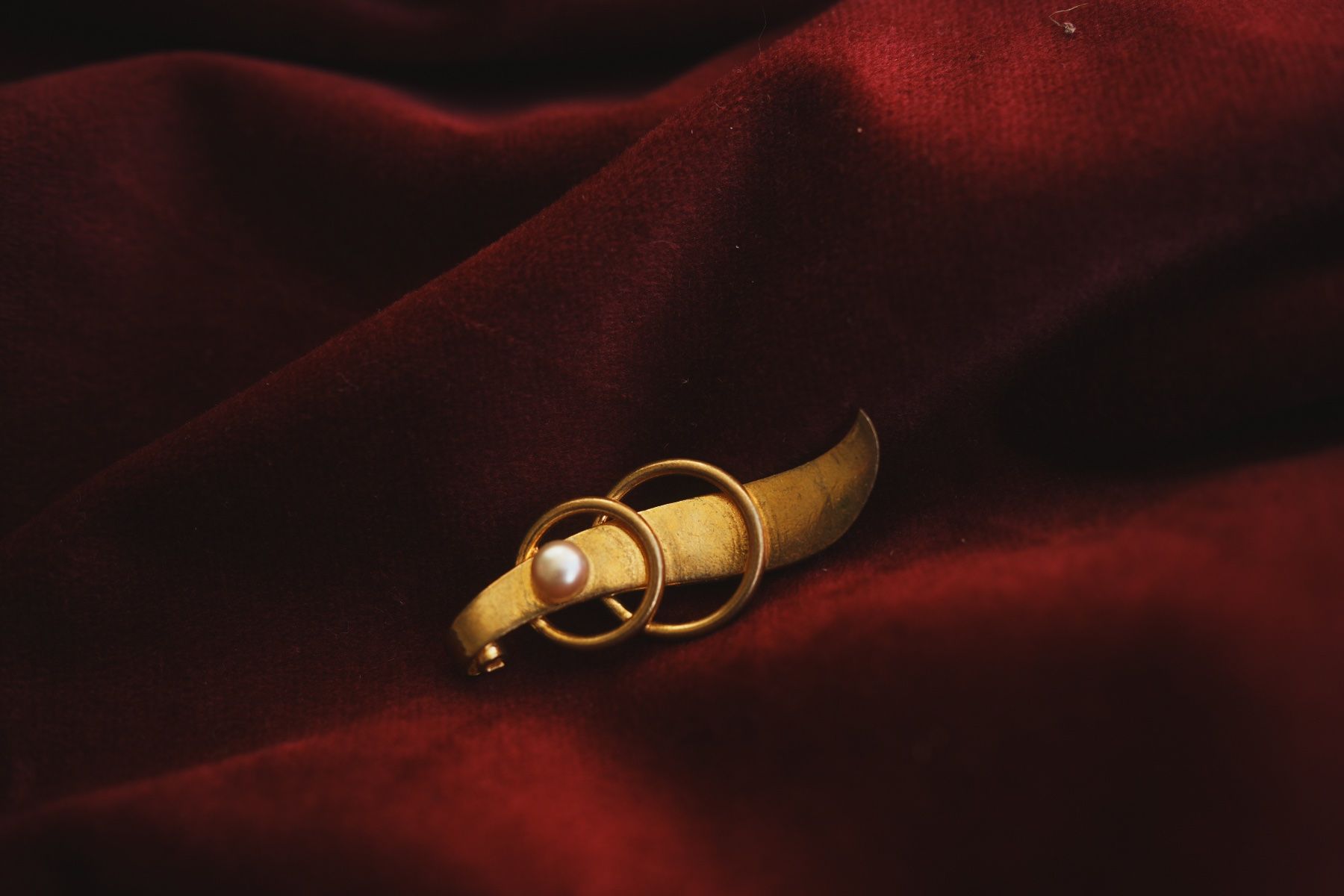 Spille & Fermagli: Goldfarbene Brosche mit Perle, Vintage – Usato da Volketswil venduto da HeredisAntiques