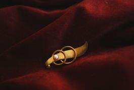 Goldfarbene Brosche mit Perle, Vintage