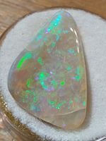 Opal (opalisiertes Muschelstück)