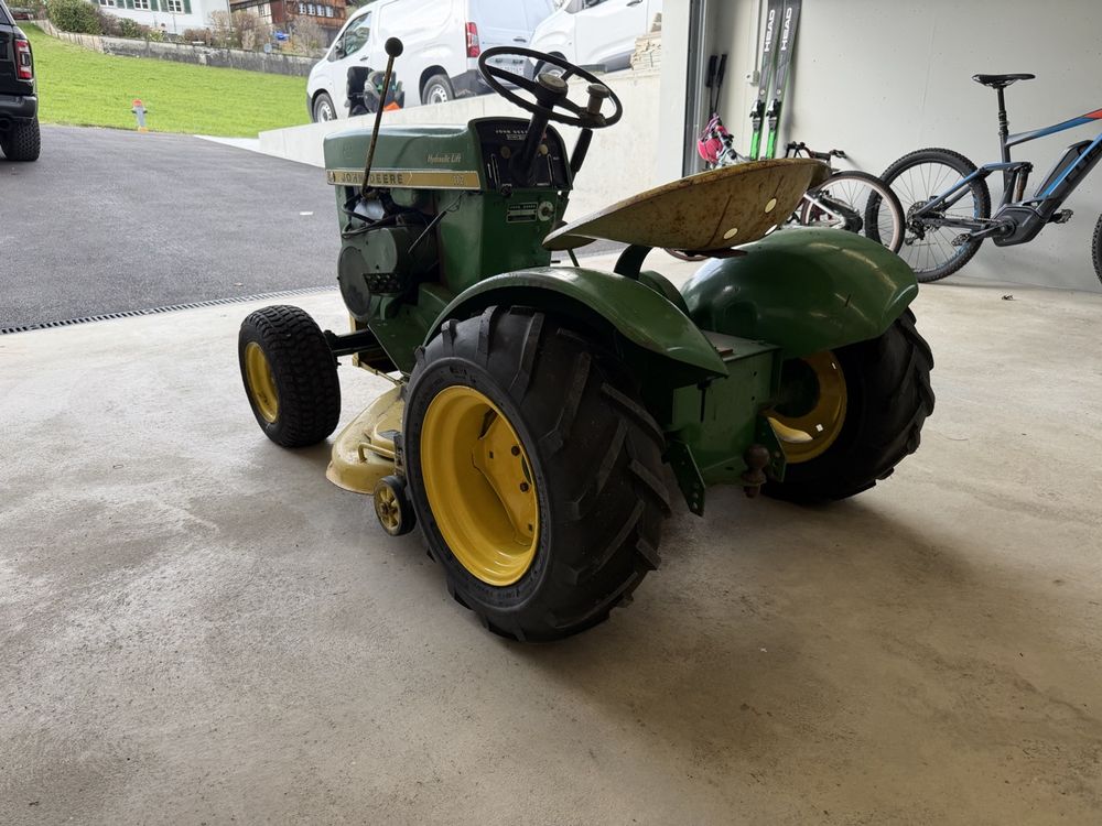 Best HD Pictures about  Stilvolle John Deere Rasentraktor Alt Bild  with No AI Images