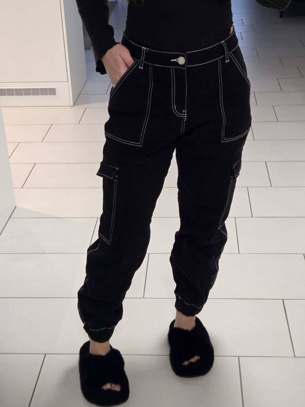 Pantaloni: Schwarze Cargohose Gr. S – Usato da Bülach venduto da Recherchieren