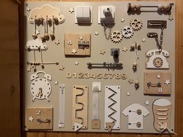 Handgefertigtes Montessori Busy Board aus Holz