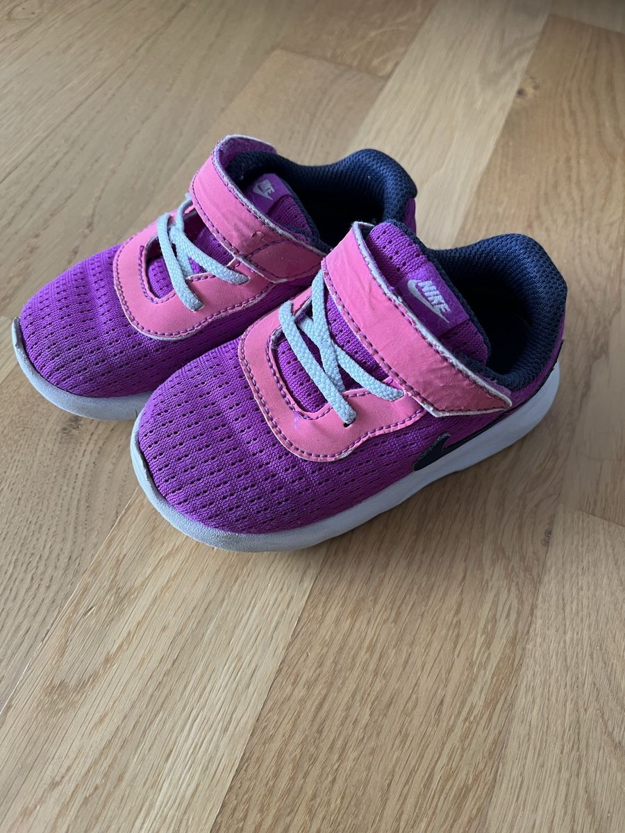 Nike Scarpe per ragazze: Nike Sneakers Kinder Schuhe Gr.23.5 – Usato da Root venduto da Kametaro 1