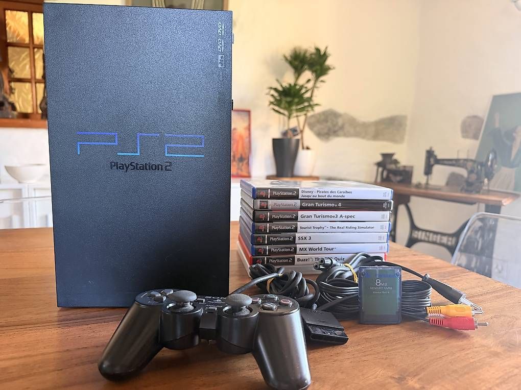 Konsolen: Console PS2 fat + câbles + manette + 8 jeux  – Gebraucht aus Essertines-Yverdon von clemesitpa