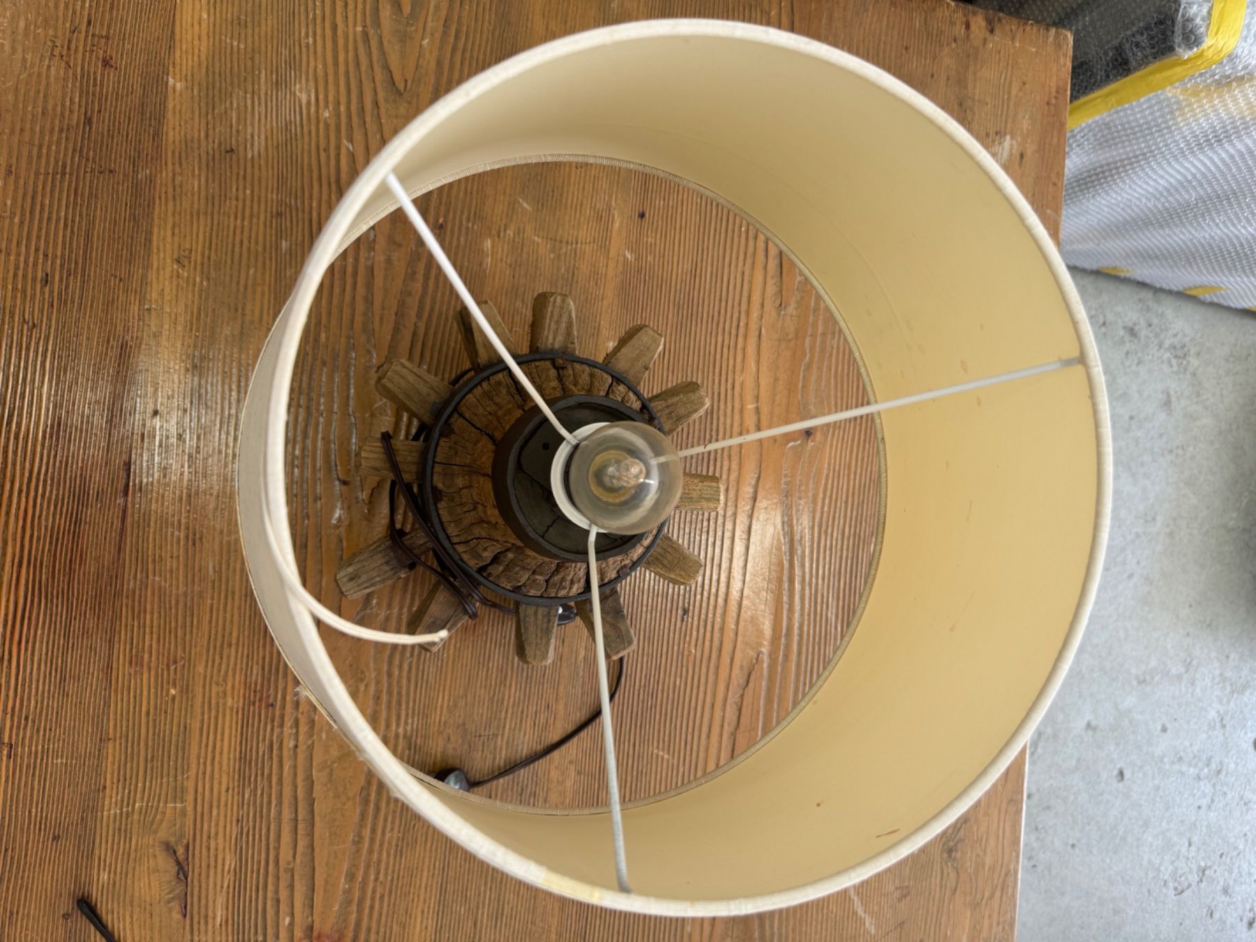 Lampade: Antique Wagon Wheel Hub Lamp – Usato da Gsteig b. Gstaad venduto da Auctionly 3