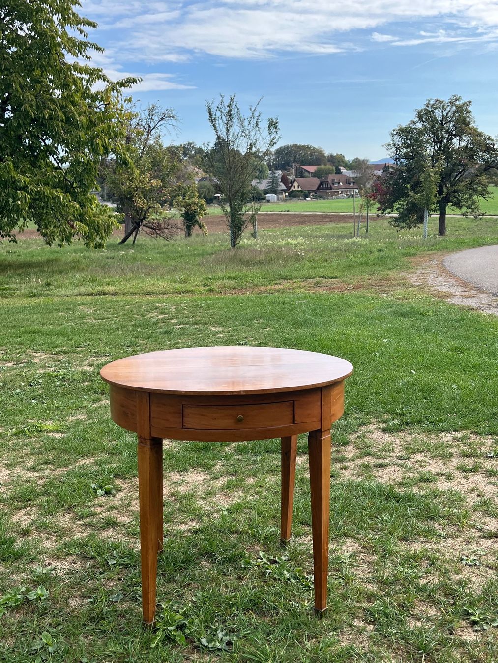 Tische: Tisch Rund mit Schublade – Gebraucht aus Allmendingen b. BE von juair 3