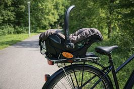 Exklusive Velo Maxicosihalterung und ein maxicosi