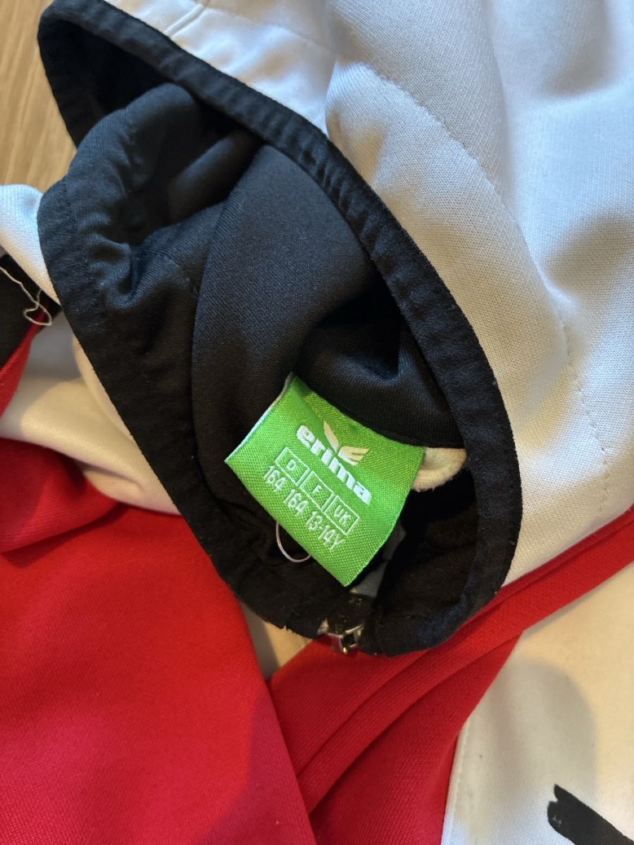 Jacken & Mäntel: Veste de gym – Gebraucht aus Neuchâtel von rqml 2