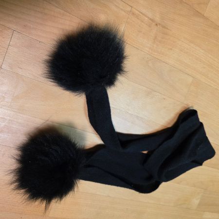 Warme, schwarze Stulpen mit Fellbommel – Winter Accessoire!