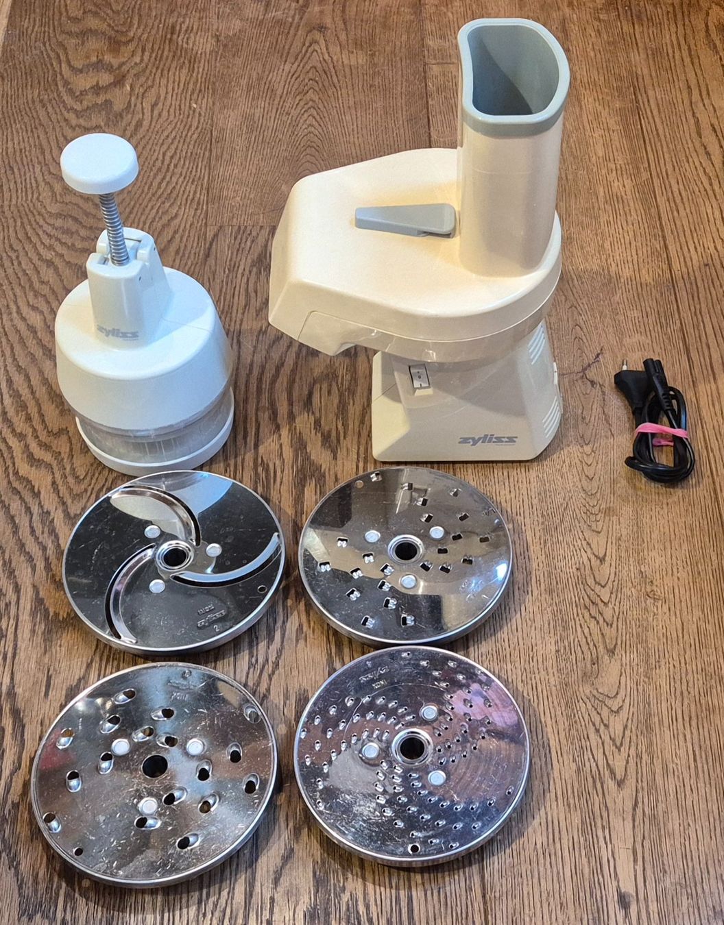 elektrische Zyliss Raffel mit 4 Scheiben + Zwiebelhacker (Gebraucht) in ...