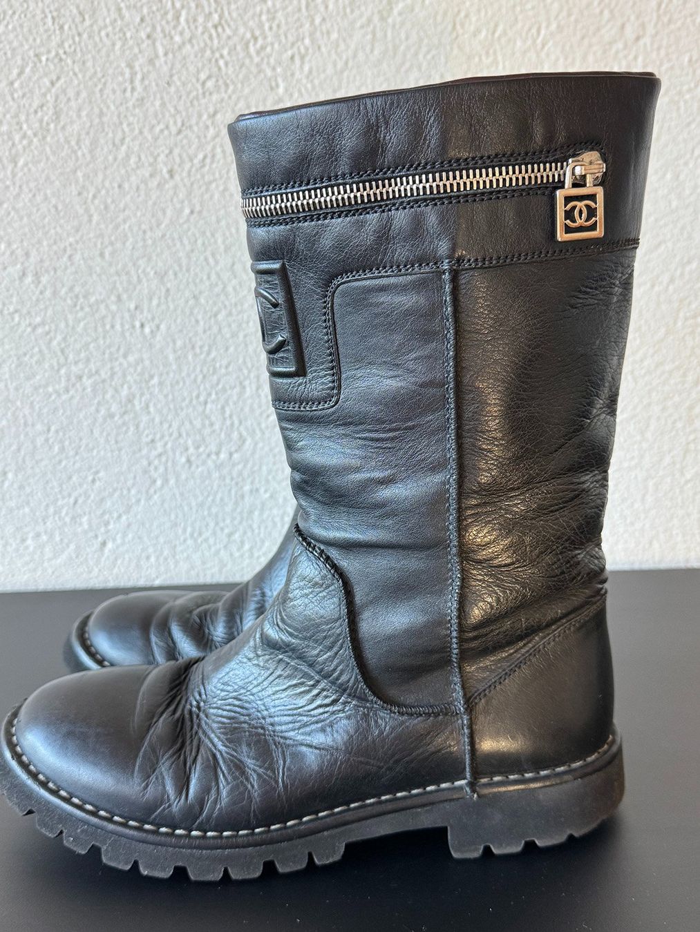 Chanel Scarpe da donna: Biker boots Chanel en cuir noir – Usato da Zürich venduto da catherinegisele 2