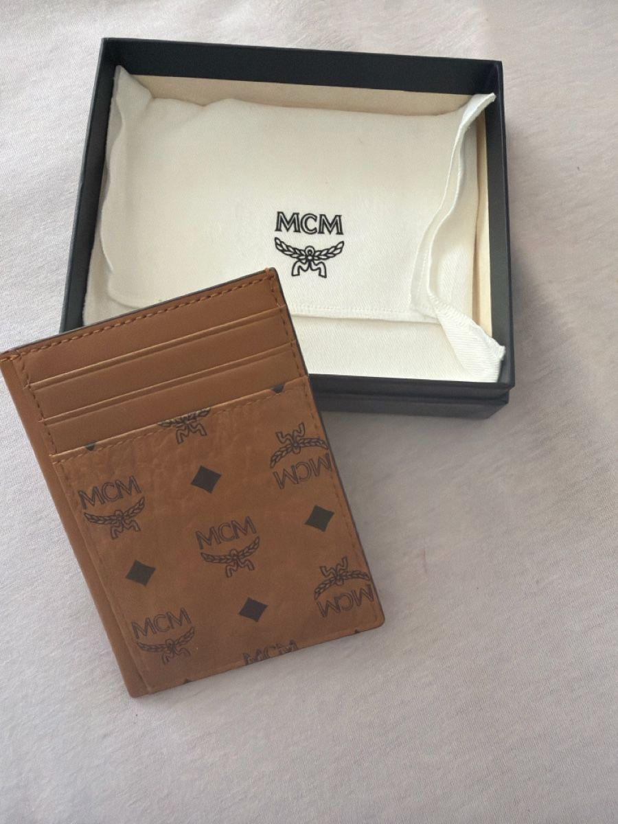 Mcm Portafogli: MCM Card Holder Cognac Monogram Leather – Nuovo (secondo la descrizione) da Niedergösgen venduto da mel_jbt7 1