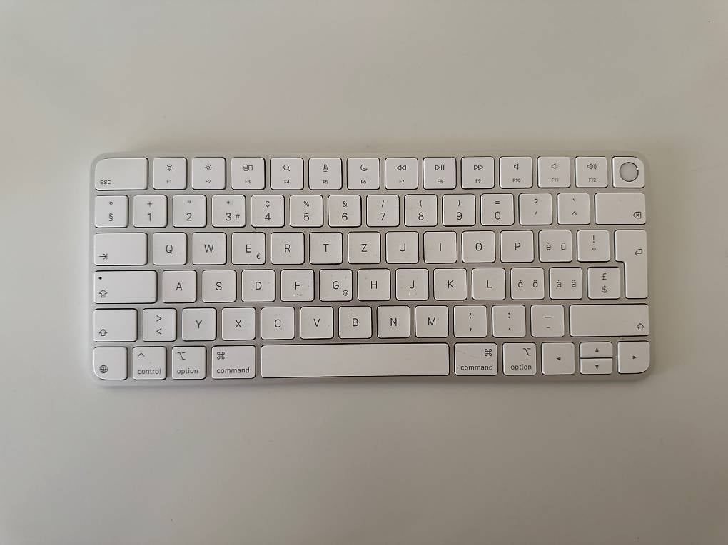 Apple Tastiere: Apple Magic Keyboard mit Touch ID, neuwertig – Nuovo (secondo la descrizione) da Zürich venduto da Rolf172