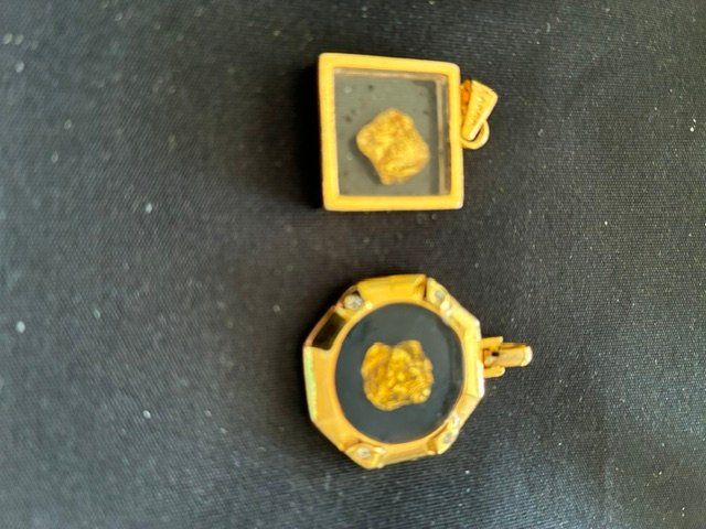 Pendentifs: 2pendentifs métal doré- – D'occasion à Evilard par nenette01 1