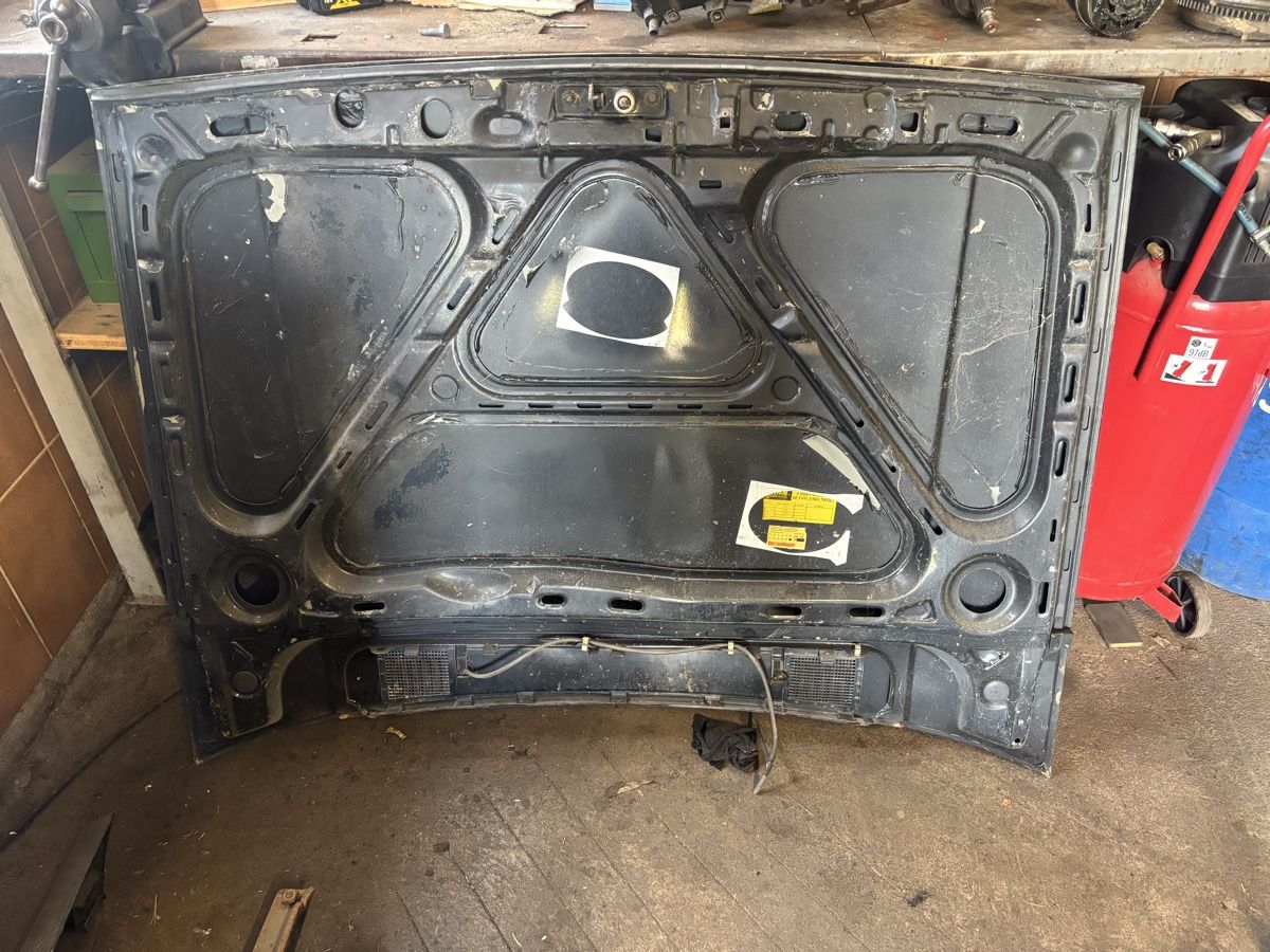 VW Tutti pezzi di ricambio auto: Golf 2 haube – Usato da unterägeri venduto da Nelo.92 1