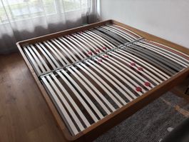 Neuwertiges Qualitätsbett 200cmx200cm aus Holz inkl. 2x Rost