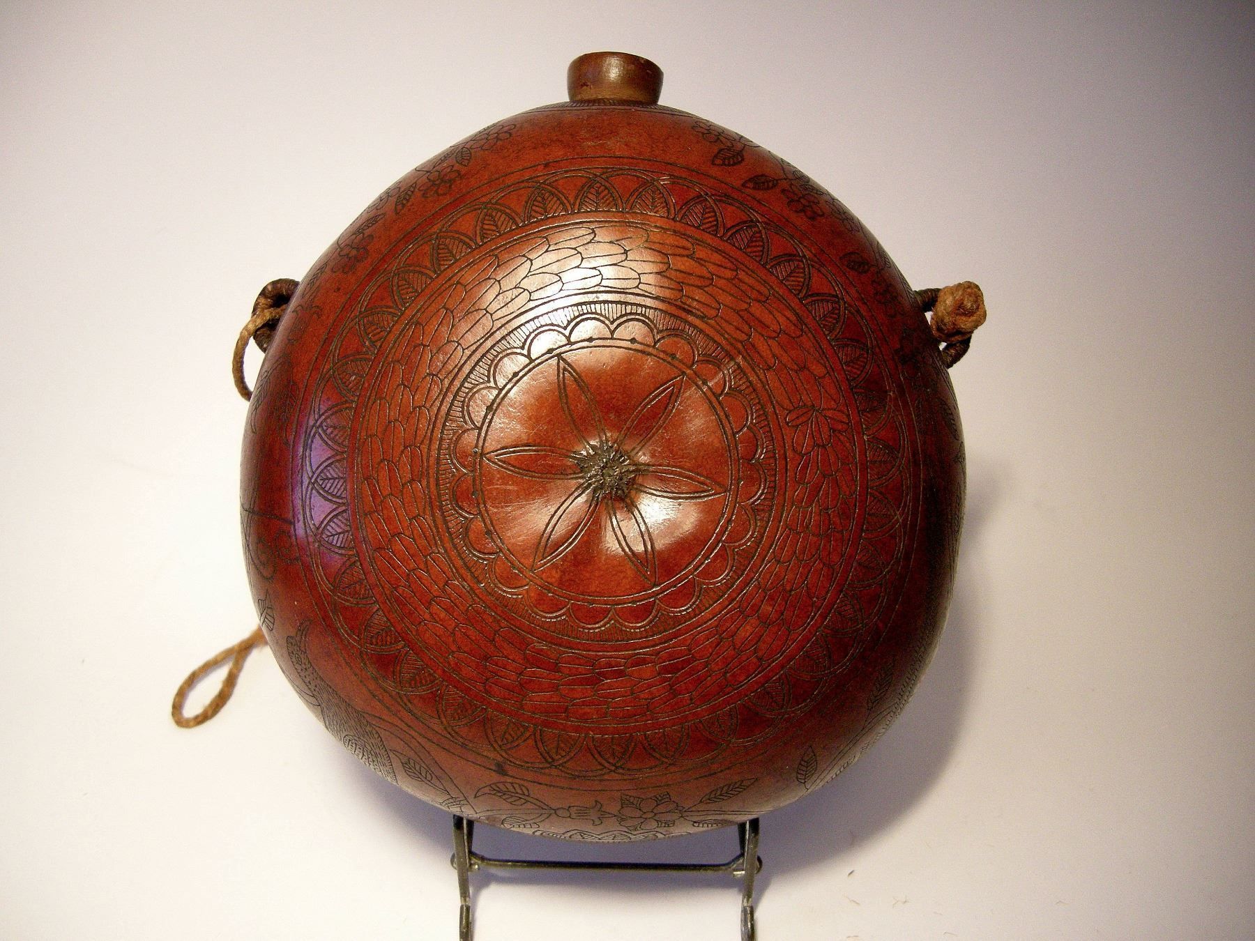 Flaschen: FELDFLASCHE AUS EINER KÜRBIS, KALEBASSE. FRANKREICH, E.18.JH – Gebraucht aus Grandcour von Flowerstyle 1