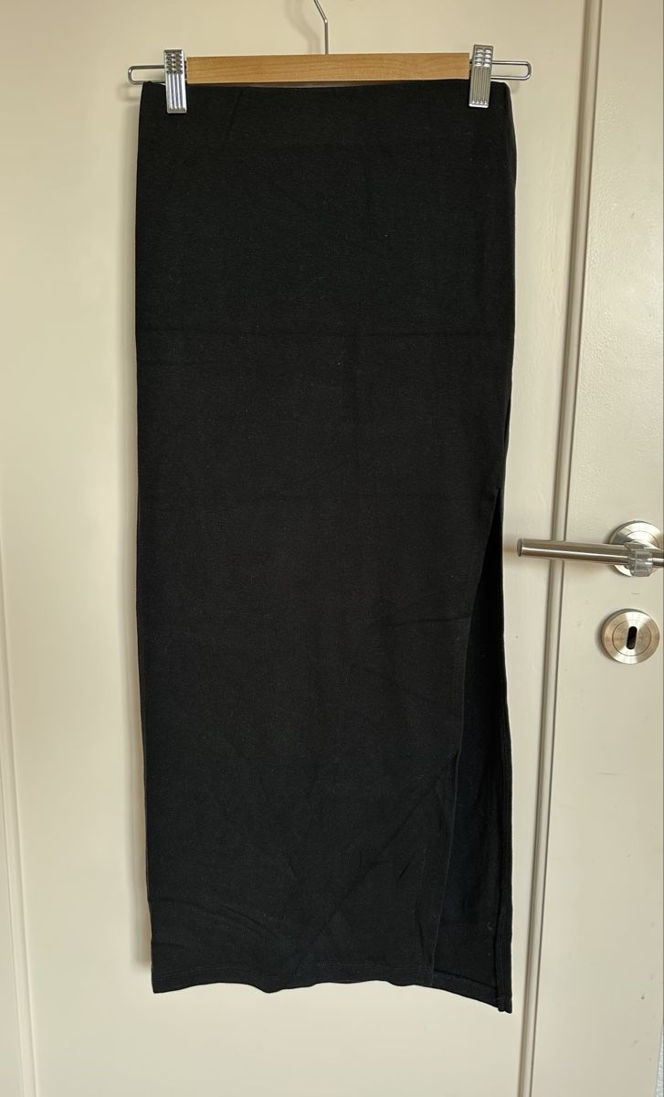 Bershka Röcke: Long Black Skirt with Slit - Size S – Gebraucht aus Orvin von mboder