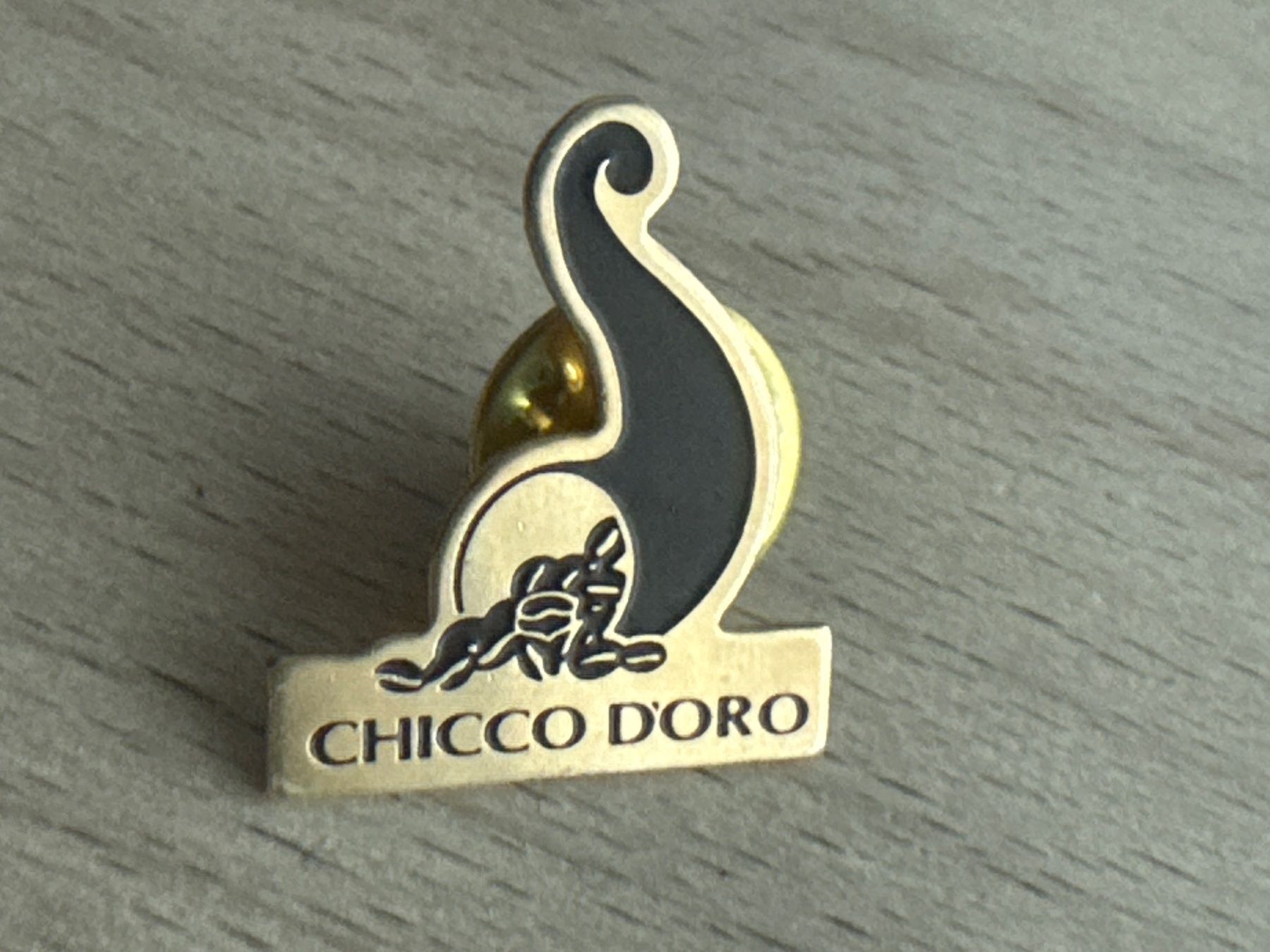 Plaketten & Abzeichen: Pin Chicco d'Oro – Gebraucht aus Glattbrugg von Schweigmatt