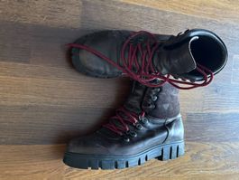 Chaussures de marche (de ville). Non adaptées pour la rando.