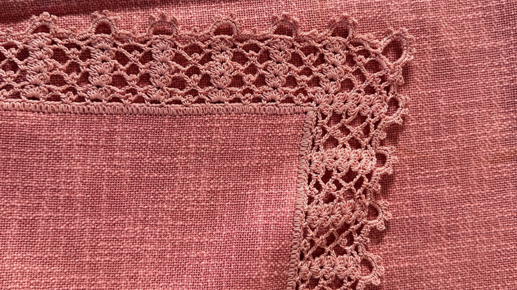 Altra biancheria da tavola: Tischdecke quadratisch rosa mit Häkelspitze 77x77cm – Usato da Birsfelden venduto da Nic21 4