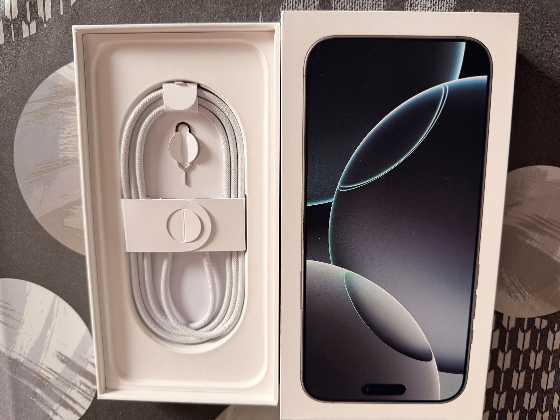Apple Telefoni cellulari / Smartphones: iPhone 16 Pro Max 512 Gb neuwertig – Nuovo (secondo la descrizione) da Gränichen venduto da e_xclusive 2