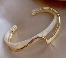 Bracelet manchette blanc nacré et doré – Élégant