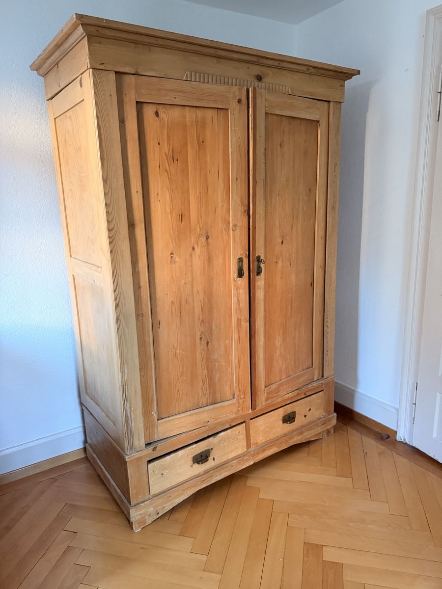 Armoires: Alter Kleiderschrank von Melchersmann – D'occasion à St. Gallen par GandT 1