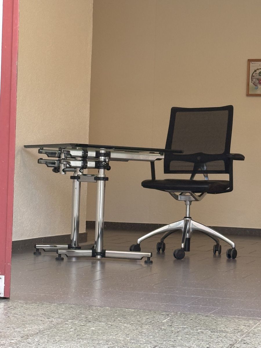 Scrivanie: USM kitos Moderner Glastisch mit Chromgestell. – Usato da Zürich venduto da chi_xhq5 3