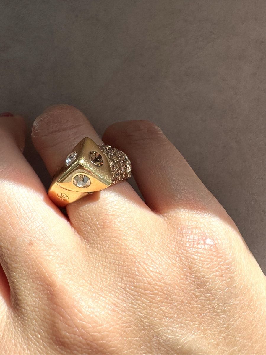 Louis Vuitton Anelli: LOUIS VUITTON Crystals Trunkies Ring – Usato da Kriens venduto da hannaandkiko 6