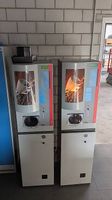 Zwei Kaffeevollautomaten mit Münzprüfer
