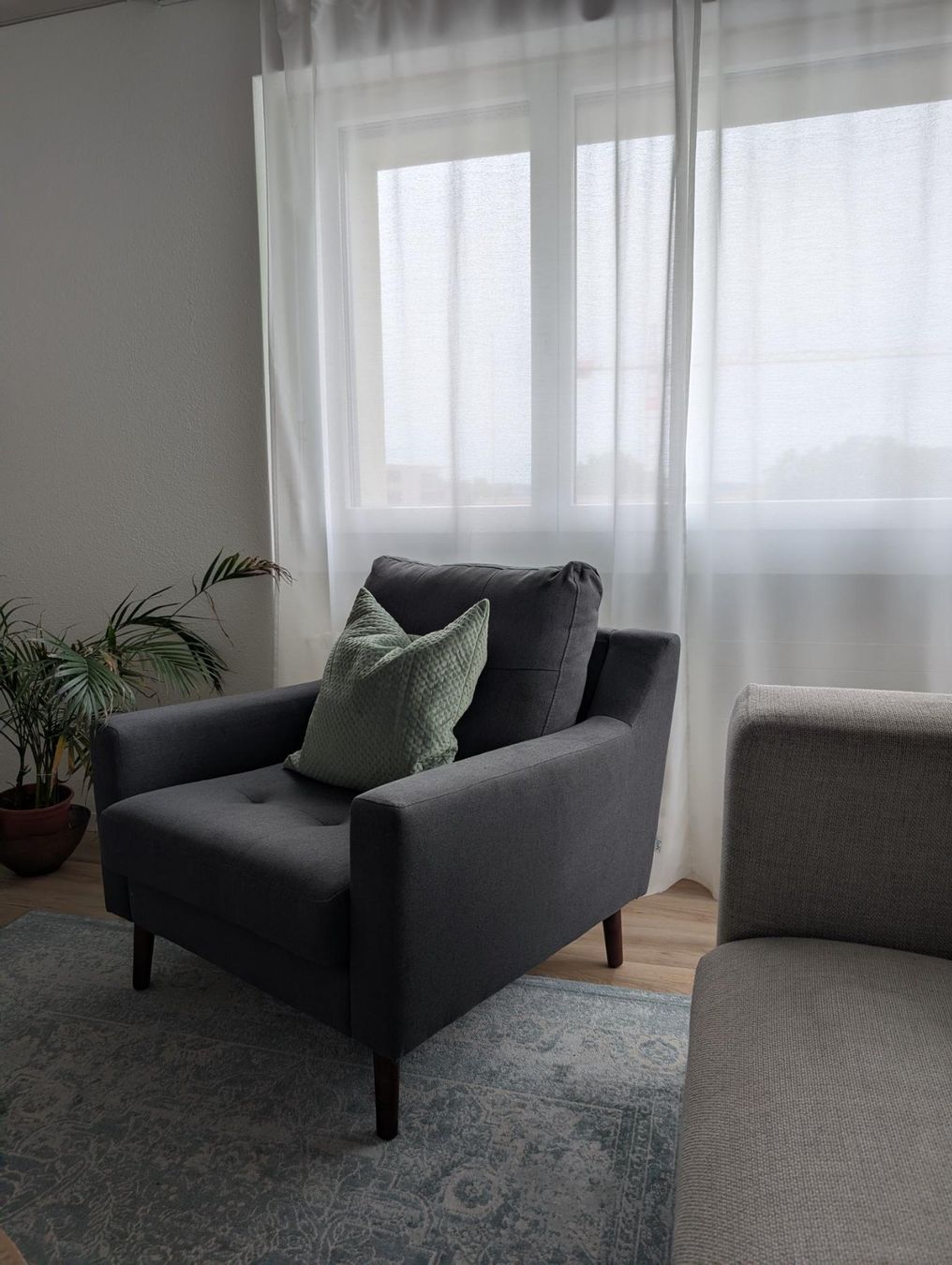 Poltrone: Comfortable Grey Armchair Excellent Condition Easy Transport – Usato da Pfäffikon SZ venduto da mag_q79n 1