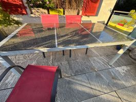 Gartentisch mit Granitplatte und Metallgestell