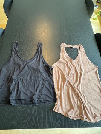 Zwei Sport-Tops mit Rückenausschnitten, Grösse M/L