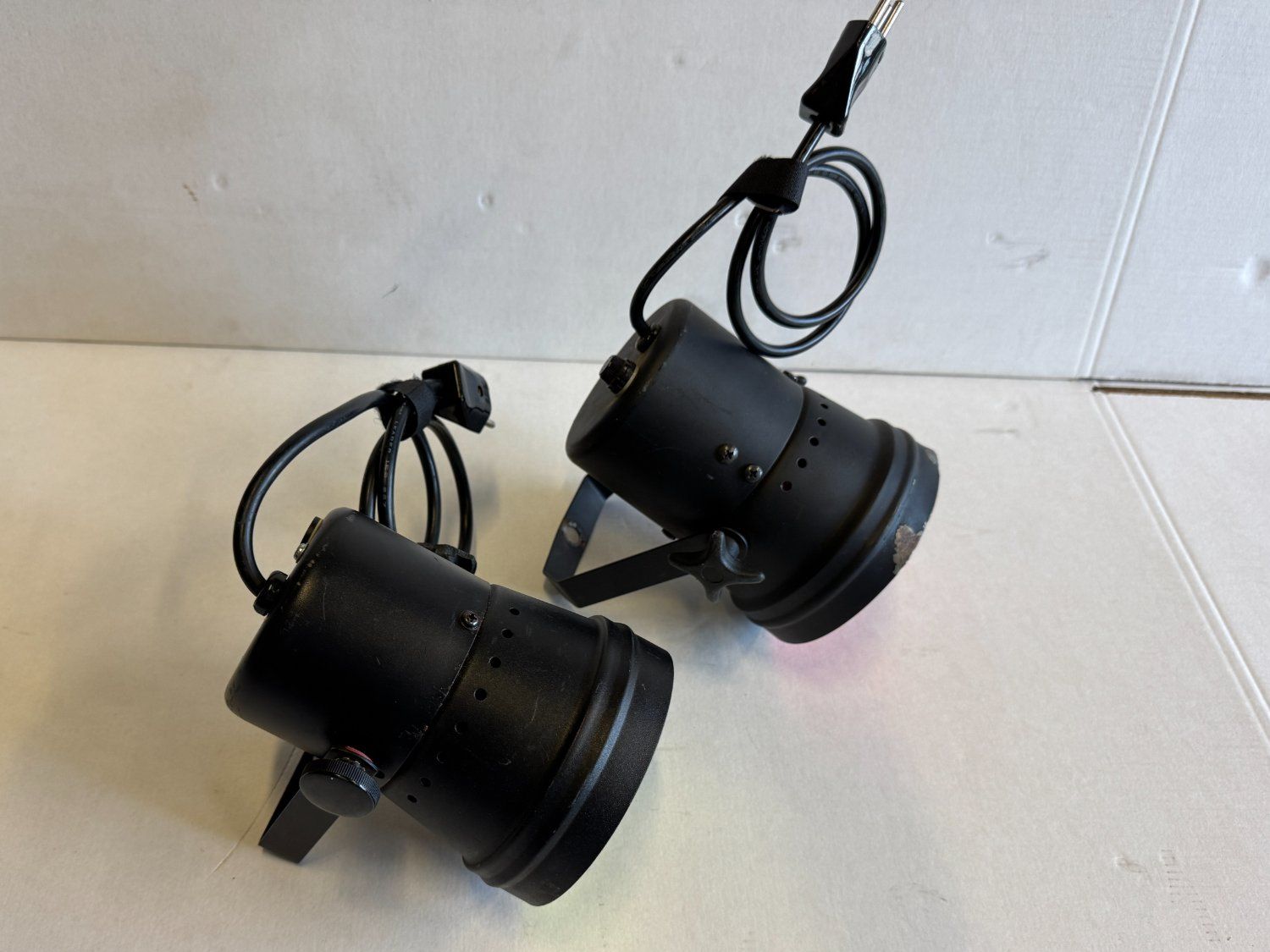 Lampade: 2x PInspot PAR 36 inkl. Lampe und Farbkappe   x1128 – Usato da Däniken SO venduto da Profog1 2