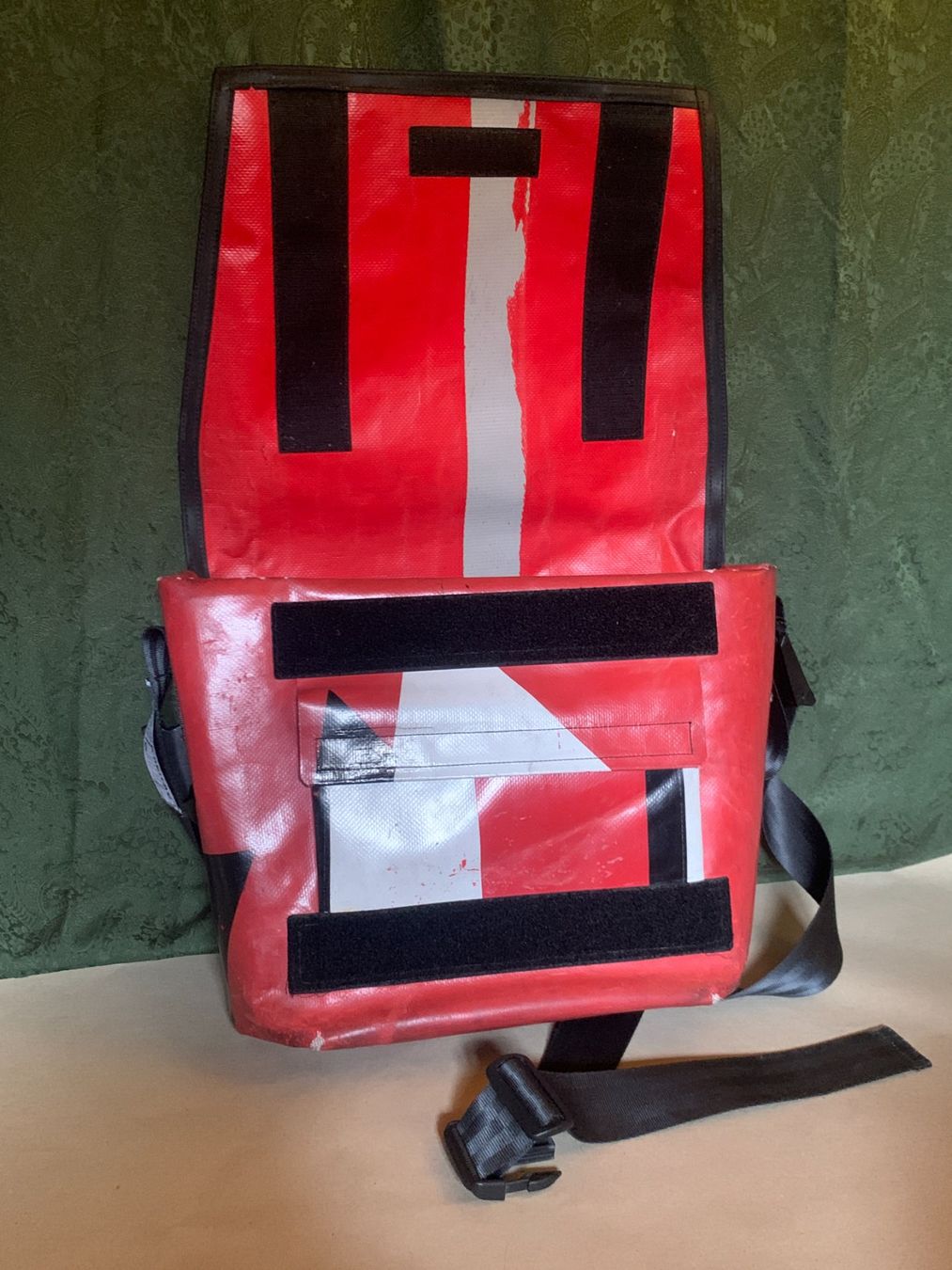 Freitag Altro in  Abbigliamento & Accessori: F13 Top Cat Freitag red messenger bag – Usato da Chalais venduto da Decoarts.art 4