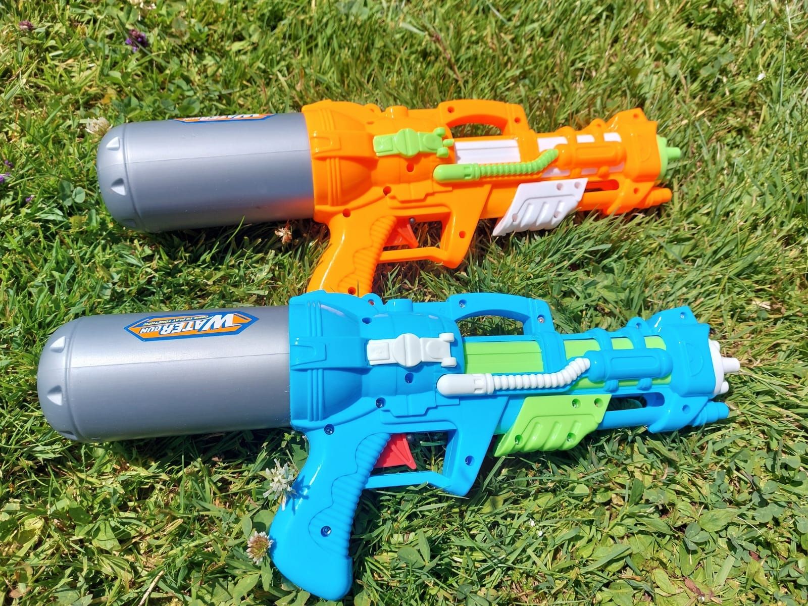 Giocattoli: 2 pistolets à eau bleus et oranges pour  enfants  – Usato da Mont-sur-Lausanne venduto da ane_pgq6