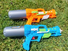 2 pistolets à eau bleus et oranges pour  enfants 