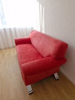 Rotes gemütliches Sofa, gut erhalten.