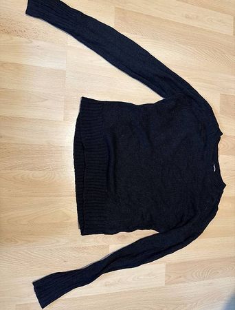 Schwarzer Pullover