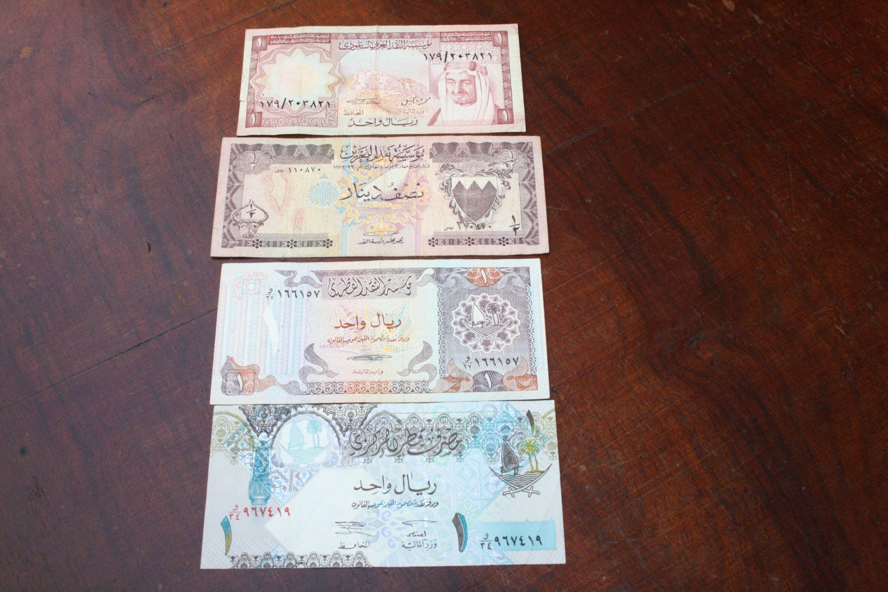 Banknoten: Qatar lot 4  billets – Gebraucht aus Cormondrèche von Hermes.monnaies