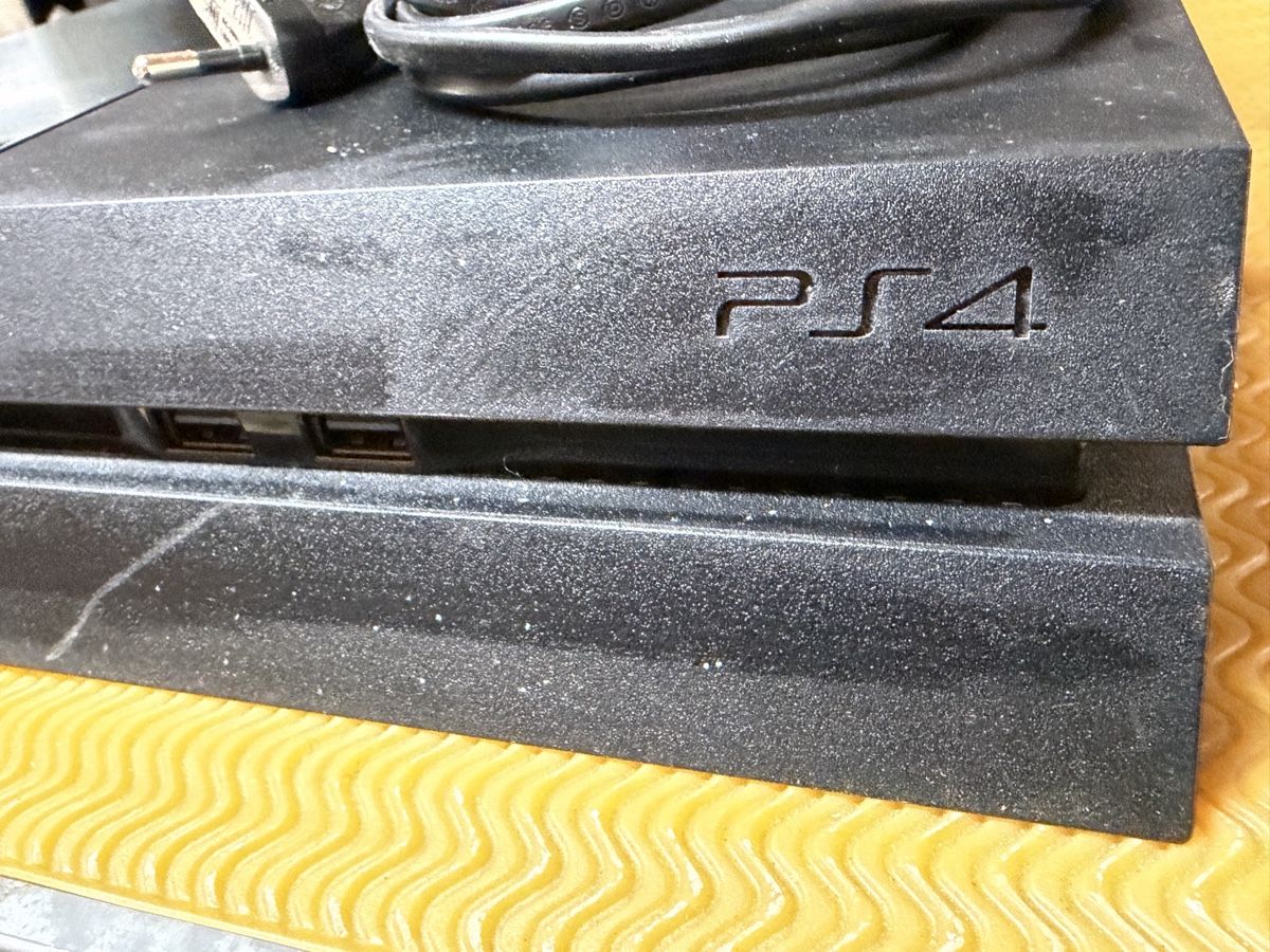 Sony Console: Sony PlayStation 4 - 500go – Usato da fey venduto da Caductilometre