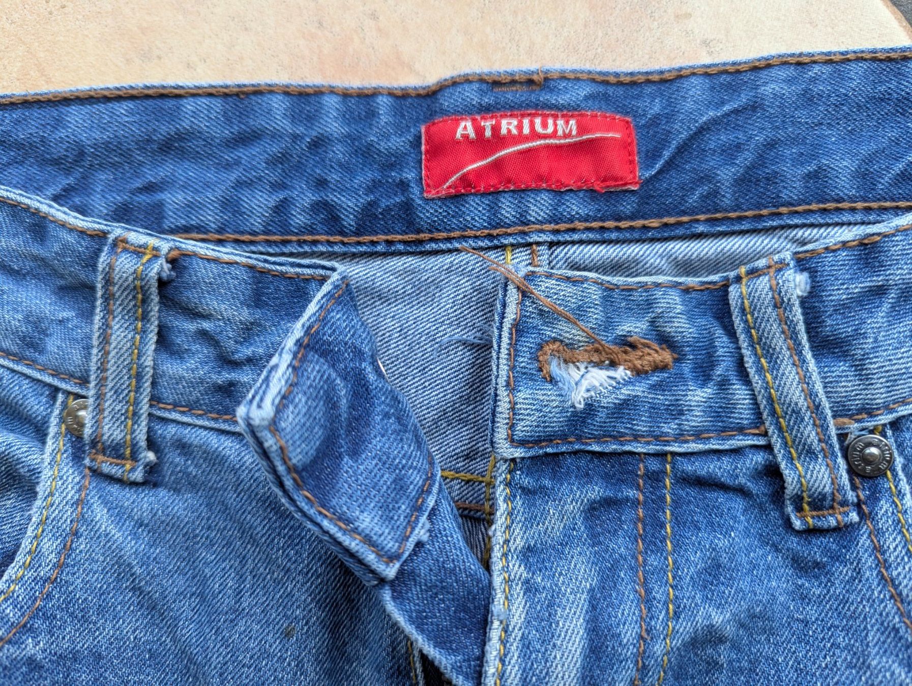 Jeans: Jeans Atrium Gr. 44/30 – Usato da Unterengstringen venduto da Olifant4 2
