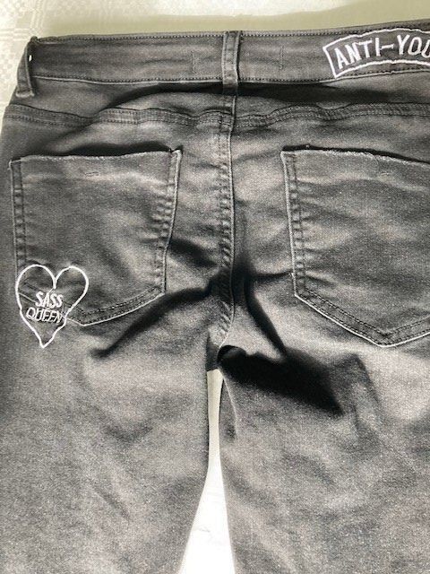 Tally Weijl Jeans: 1 Damen-Jeans, Gr. 34, schwarz+Rosen – Usato da Richterswil venduto da Hausi12 5
