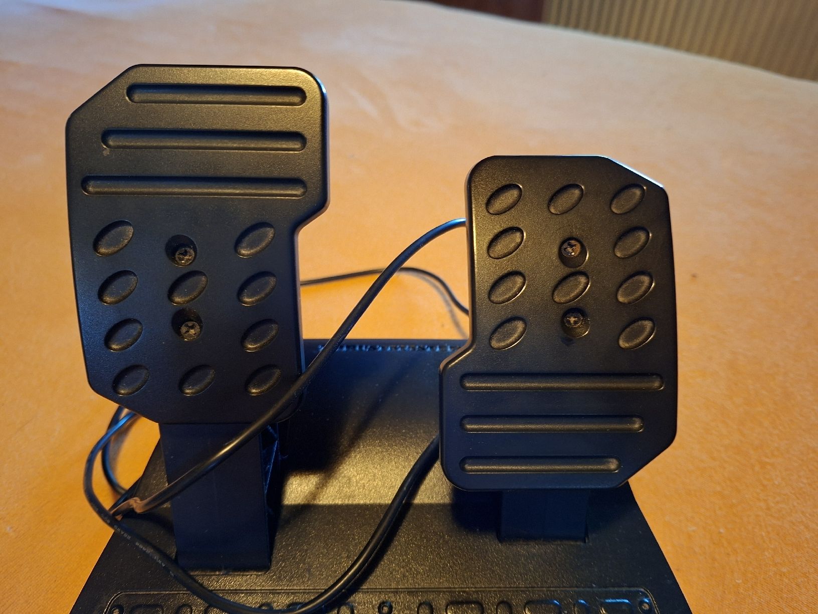 Thrustmaster Controller: Volant Ferrari Thrustmaster pour PS4/PS5 – Nuovo (secondo la descrizione) da Gumefens venduto da izalala 4