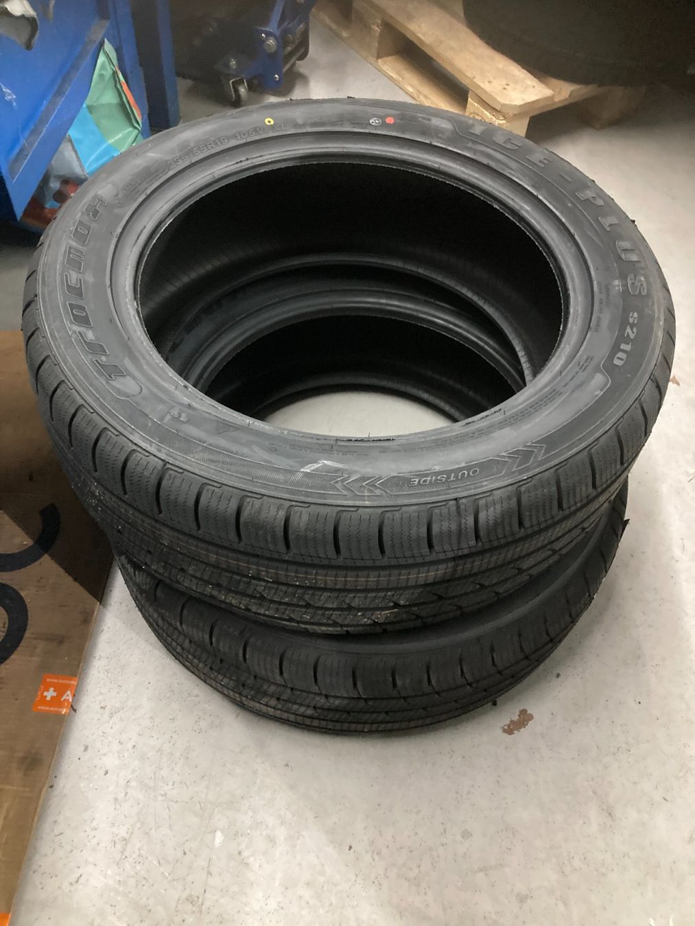 Pneumatici & Ruote complete: 235/55R19 Winterpneu VW ID.4 – Nuovo e nell'imballaggio originale da Cham venduto da WB2223