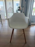 4 stylische weisse Stühle mit Holzbeinen