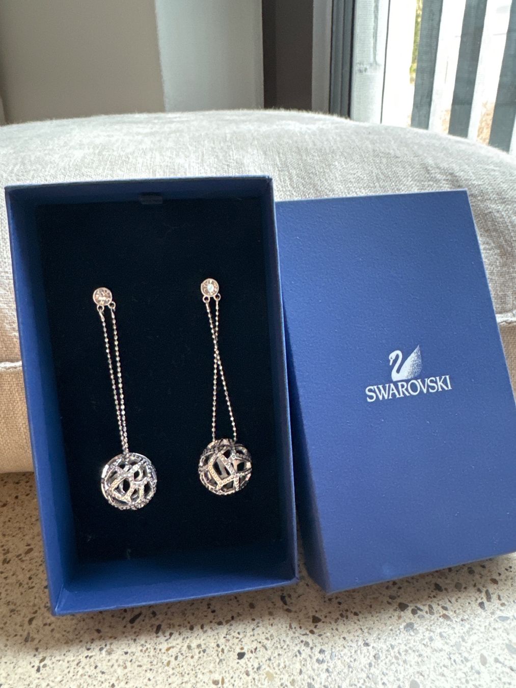 Swarovski Orecchini pendenti & Orecchini a lobo: Swarovski Ohrstecker silbrig Mit Kugeln – Nuovo (secondo la descrizione) da Brütten venduto da Rod816