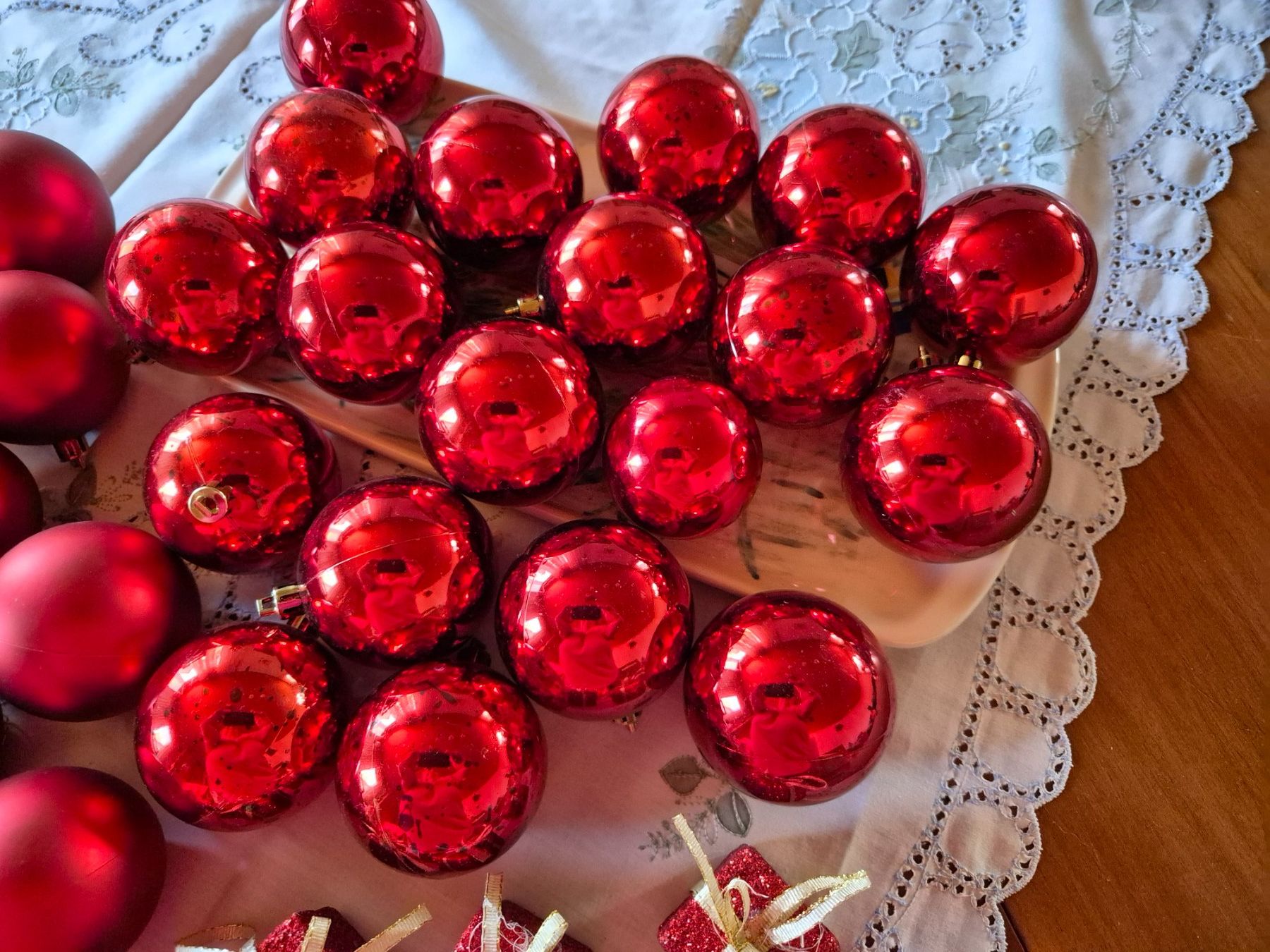 Tutte le decorazioni: Weihnachtskugeln rot matt glänzend mit Deko-Geschenken – Usato da Baden venduto da Katzenbaum27 1