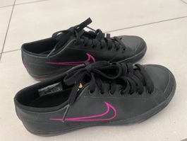 Baskets Nike noires et roses, pointure 37.5